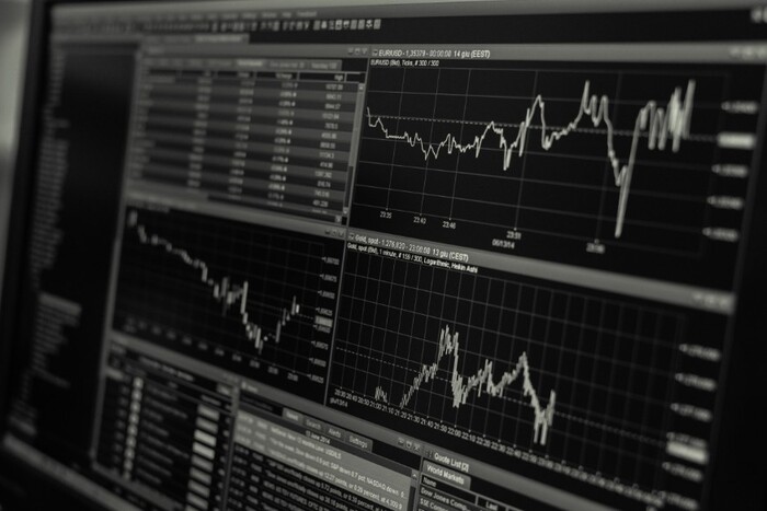 stock_trading_monitor_desk_business_finance_exchange_investment-1170475.jpg